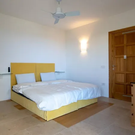 Dea Overlooking The Harbor Of * Πόρτο Τσέρβο