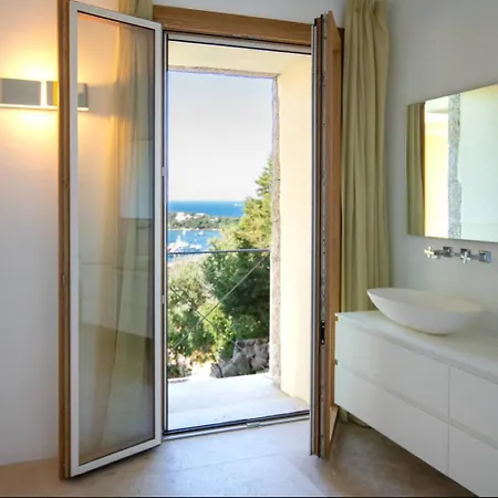 Dea Overlooking The Harbor Of Βίλα