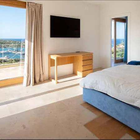 Dea Overlooking The Harbor Of Βίλα *