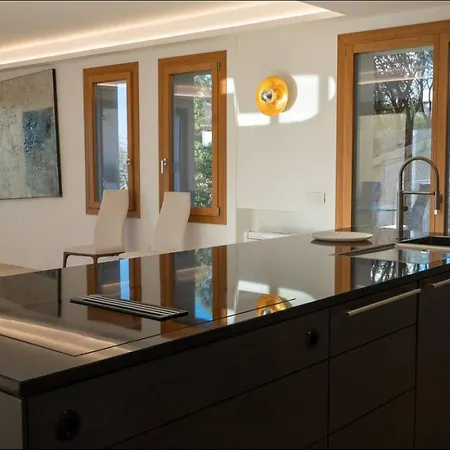 Dea Overlooking The Harbor Of Βίλα *