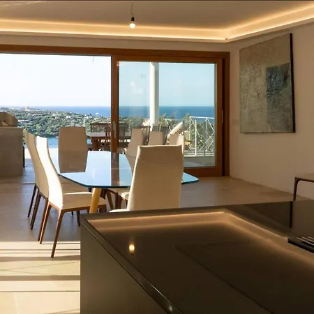 Dea Overlooking The Harbor Of Βίλα