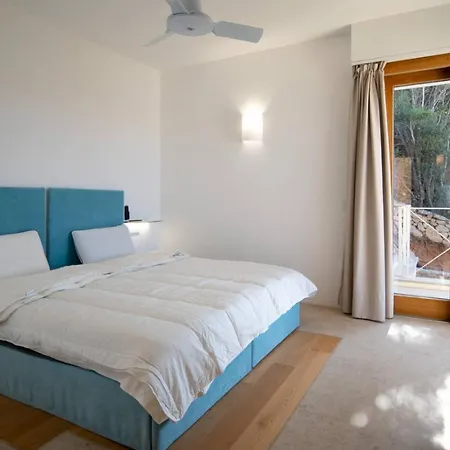 Dea Overlooking The Harbor Of Πόρτο Τσέρβο