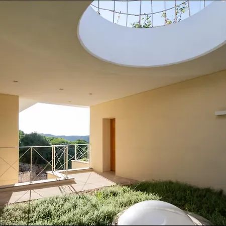 Dea Overlooking The Harbor Of Villa