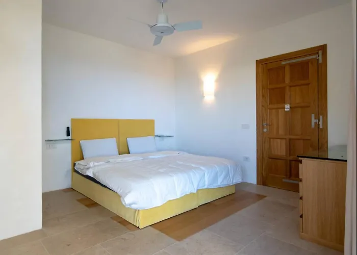 Dea Overlooking The Harbor Of * Порто-Черво