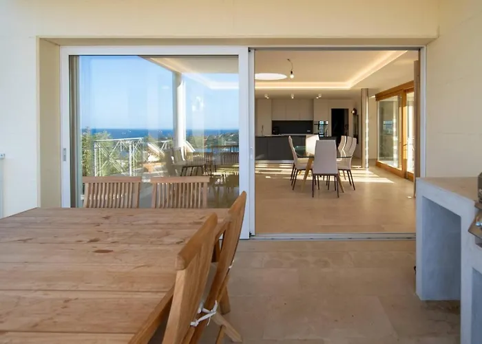 Dea Overlooking The Harbor Of Villa