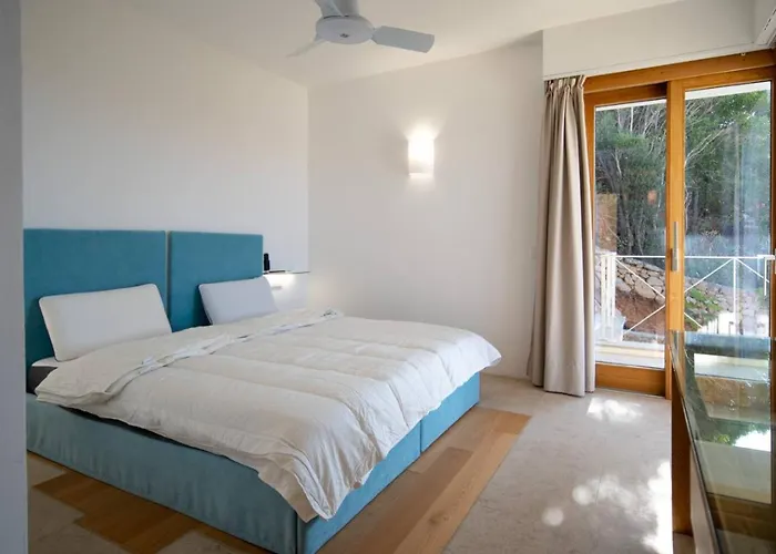 Dea Overlooking The Harbor Of Порто-Черво