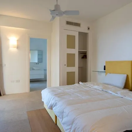 فيلة Dea Overlooking The Harbor Of