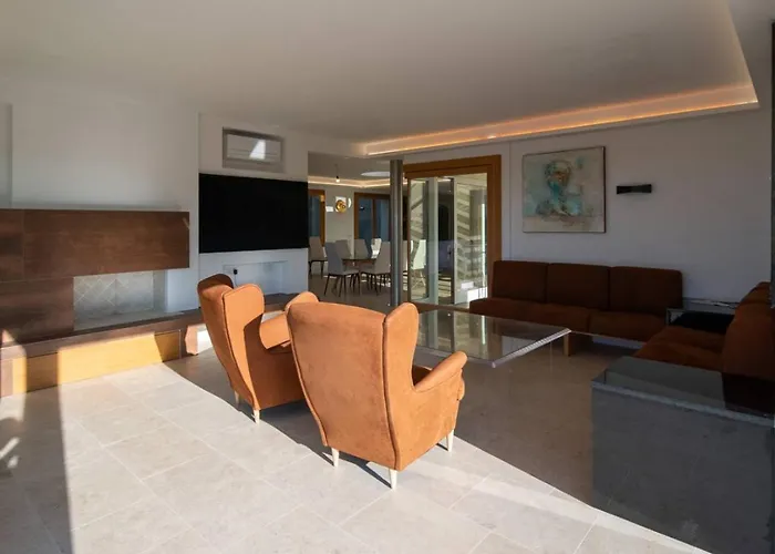 Dea Overlooking The Harbor Of فيلة