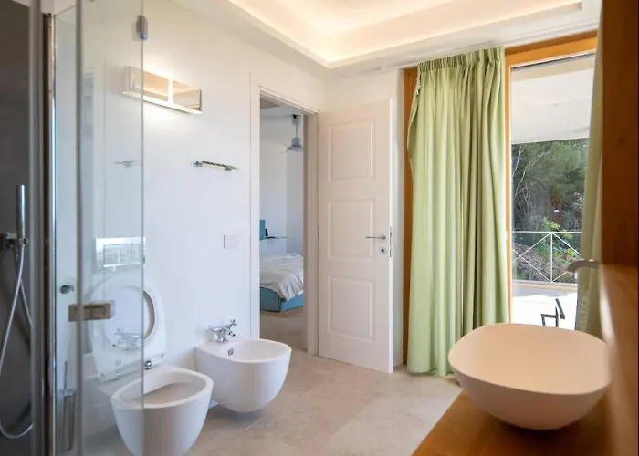 فيلة Dea Overlooking The Harbor Of *