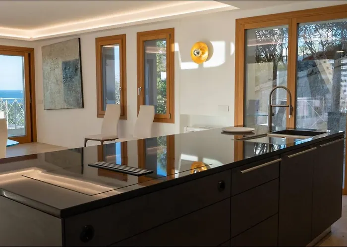 Dea Overlooking The Harbor Of فيلة *