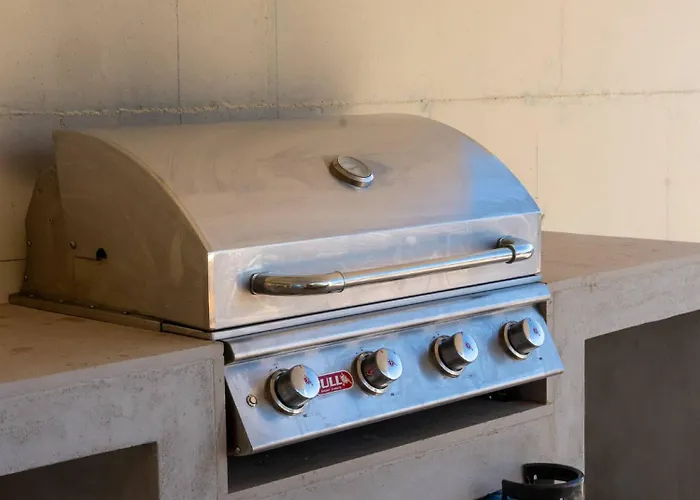 Dea Overlooking The Harbor Of فيلة